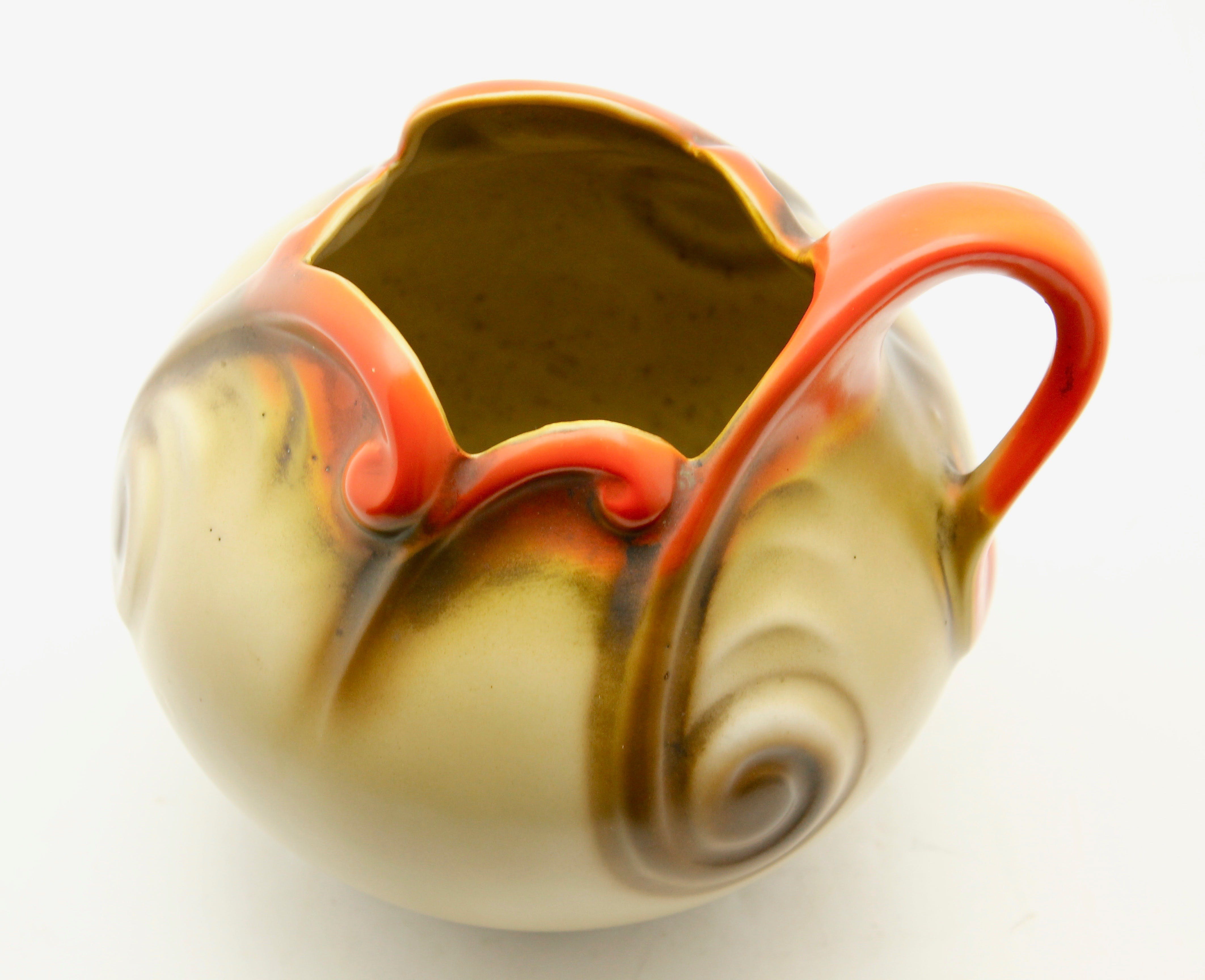 N.V. Porselein- en Tegelfabriek Mosa - Organisch vormgegeven Art deco oorvaas kopen? Bied vanaf 29!