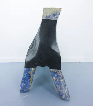 Jos Kuppens - Zwaar beeld van graniet en sodaliet, Geabstraheerd dierfiguur kopen? Bied vanaf 1000!