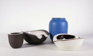 Potterie Ravelli - Aardewerk, Lot van twee asbakken, een vaas en een bakje kopen? Bied vanaf 1!