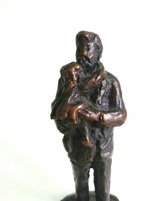 Brons (Onbekend) - man met kind op zijn armen kopen? Bied vanaf 1!