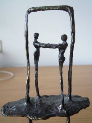 Corry Ammerlaan - Bronzen beeldje " DE POORT NAAR VERNIEUWING " kopen? Bied vanaf 35!