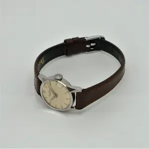 Universal Genève - klassiek dameshorloge kopen? Bied vanaf 190!