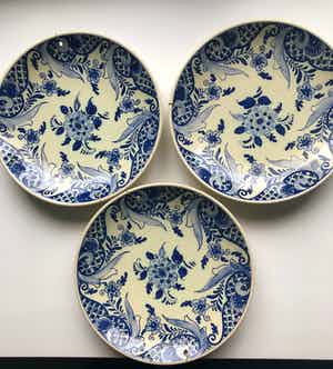 Niet of onleesbaar gesigneerd - Drie decoratieve hangborden, Delfts Blauw verkocht voor € 1!