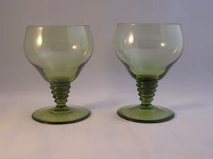 Niet of onleesbaar gesigneerd - Twee groene art deco 'Rijnwijn' glazen kopen? Bied vanaf 10!
