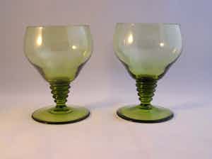 Niet of onleesbaar gesigneerd - Twee groene art deco 'Rijnwijn' glazen verkocht voor € 10!
