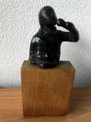 Buy Judith Braun - Bijzonder bronzen beeld - man die zit te eten.? Bid from 65!