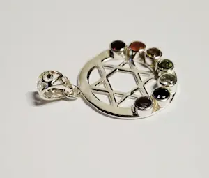 Nieuwe zilveren hanger met edelstenen in de vorm van een hexagram in een cirkel kopen? Bied vanaf 70!