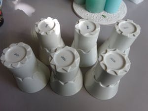 Frans Ottink - 6 witte porselein bekers allen verschillend en in nieuwstaat kopen? Bied vanaf 60!