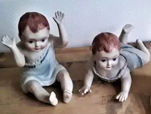 AcheterNiet of onleesbaar gesigneerd - Originele nostalgische keramische tweeling baby beeldjes (jaren 40)? Enchérissez de 1!