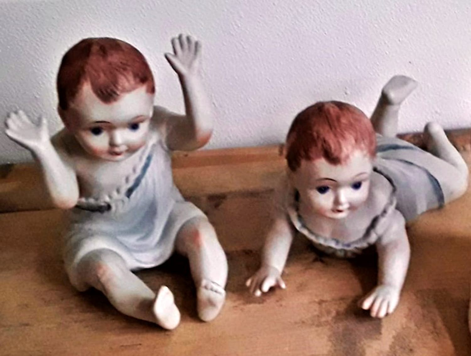 Niet of onleesbaar gesigneerd - Originele nostalgische keramische tweeling baby beeldjes (jaren 40) kopen? Bied vanaf 1!