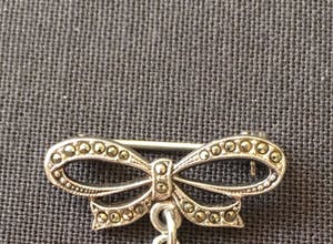 1e gehalte Zilver - zilveren broche in de vorm van een strik met hanger kaufen? Bieten Sie von 25!