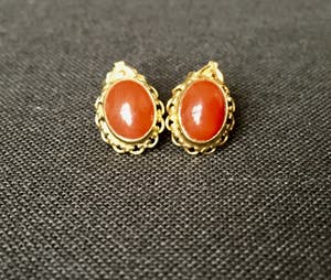 14K Goud - geelgouden oorstekers met cabochon geslepen bloedkoraal kopen? Bied vanaf 35!