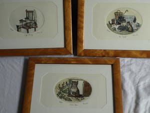 Niet of onleesbaar gesigneerd - 3 Ingelijste etsen met katten – gesigneerd Anna W. kopen? Bied vanaf 1!