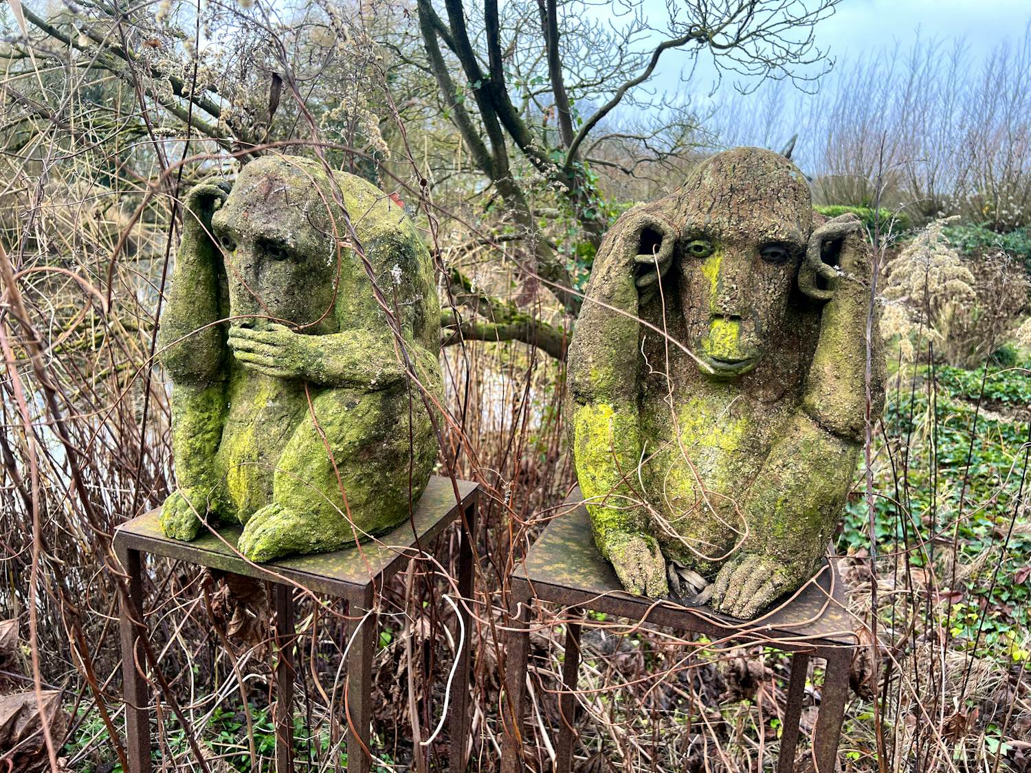 Ida De Roy - twee vrolijke apen "horen en zien" van beton op stalen sokkels kopen? Bied vanaf 500!