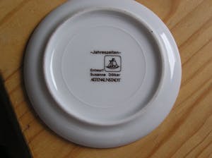 Niet of onleesbaar gesigneerd - Vier vintage porseleinen onderzetters de vier jaargetijden - Susan Doelker kopen? Bied vanaf 1!