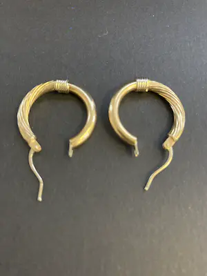 18 karaats gouden bewerkte creolen kopen? Bied vanaf 275!