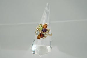 1322 - Sierlijke 14 karaats geel-gouden fantasie ring met diverse kleurstenen kopen? Bied vanaf 120!