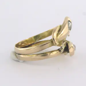 Gele ring met twee slangen koppen, parel en diamant 0.04 ct - ringmaat 16.25 kopen? Bied vanaf 190!