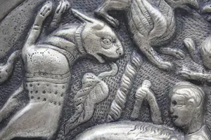 Niet of onleesbaar gesigneerd - Prachtige Zeer Zeldzame Oude Schotel met van Griffioenen en Fabeldieren kopen? Bied vanaf 1!
