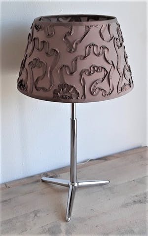 Curiosa - Stijlvolle strak vormgegeven verchroomd metalen tafellamp met artistieke kap. kopen? Bied vanaf 1!