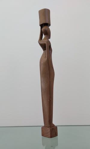 Niet of onleesbaar gesigneerd - groot houten beeld, slanke Afrikaanse dame met pot op het hoofd kopen? Bied vanaf 1!