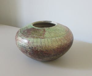 Henk Bodewes - RAKU bolvaas met koper oxyde glazuur in rood en pistache groen kopen? Bied vanaf 38!