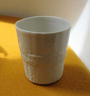 Hella Jongerius - Moderne biscuit porseleinen beker uitvoering Tichelaar Makkum verkocht voor € 10!