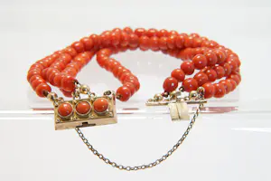 80 - Gedeeltelijk 14 karaats roségouden met 4 rijen bloedkoralen armband kopen? Bied vanaf 240!