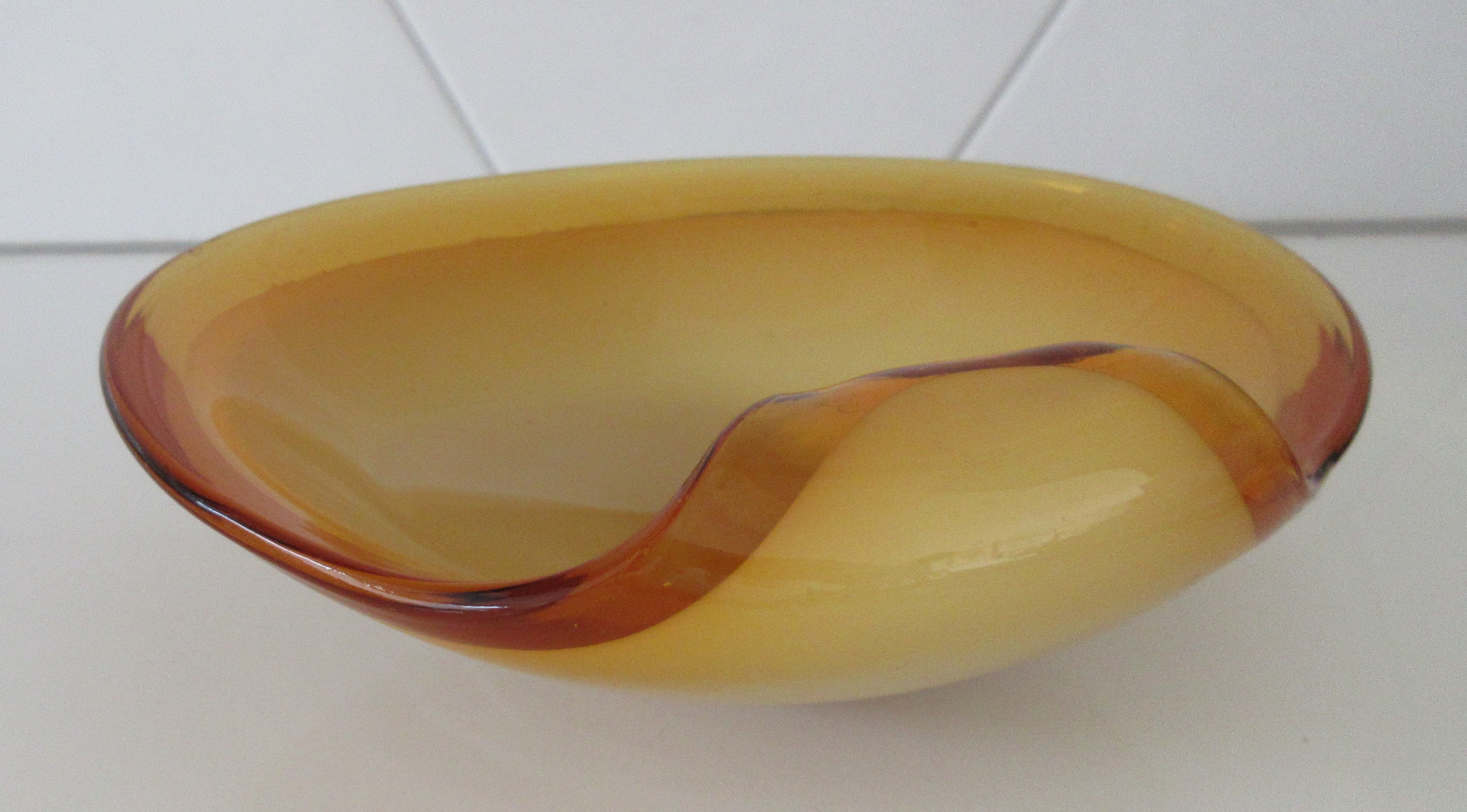 Niet of onleesbaar gesigneerd - Murano amber en ivoor witte glazen vrijgevormde schaal kopen? Bied vanaf 1!