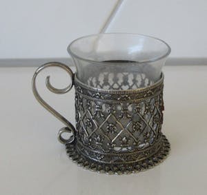 Niet of onleesbaar gesigneerd - Twee antieke filigraan zilveren glashouders - een met origineel glas - kopen? Bied vanaf 10!