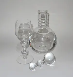 Andries Dirk Copier - Karaf met geslepen ringen en dop met 3 bollen en bijpassend wijnglas kopen? Bied vanaf 150!