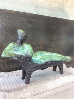 Saskia Pfaeltzer - Liggende vrouw op bank kopen? Bied vanaf 250!