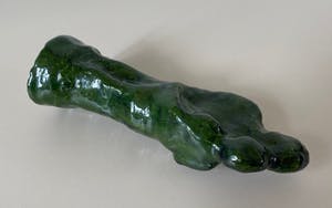 Niet of onleesbaar gesigneerd - Groen aardewerken figuur verliefd stel kopen? Bied vanaf 1!