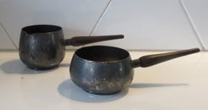 Niet of onleesbaar gesigneerd - Twee verzilverde sauspannetjes met houten handvat - Keltum kopen? Bied vanaf 1!
