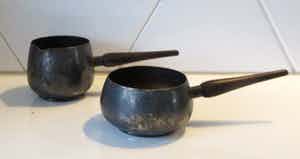 Niet of onleesbaar gesigneerd - Twee verzilverde sauspannetjes met houten handvat - Keltum verkocht voor € 1!