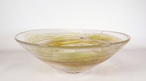 Thea Figee - Vrijgevormde glazen schaal met gekleurde draden kopen? Bied vanaf 150!