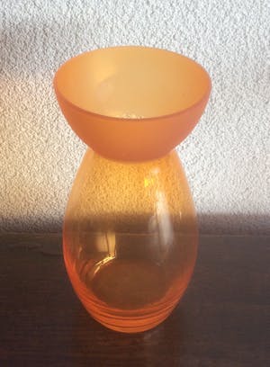 Niet of onleesbaar gesigneerd - DRIE APARTE ORANJE GLAZEN VAZEN kopen? Bied vanaf 1!
