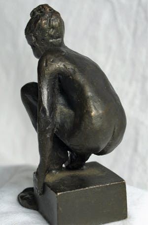 Niet of onleesbaar gesigneerd - Bronzen beeldje , “Meisje aan het water“ kopen? Bied vanaf 1!