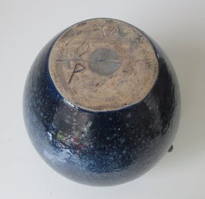 Niet of onleesbaar gesigneerd - Blauwe studio keramische oorvaas kopen? Bied vanaf 1!