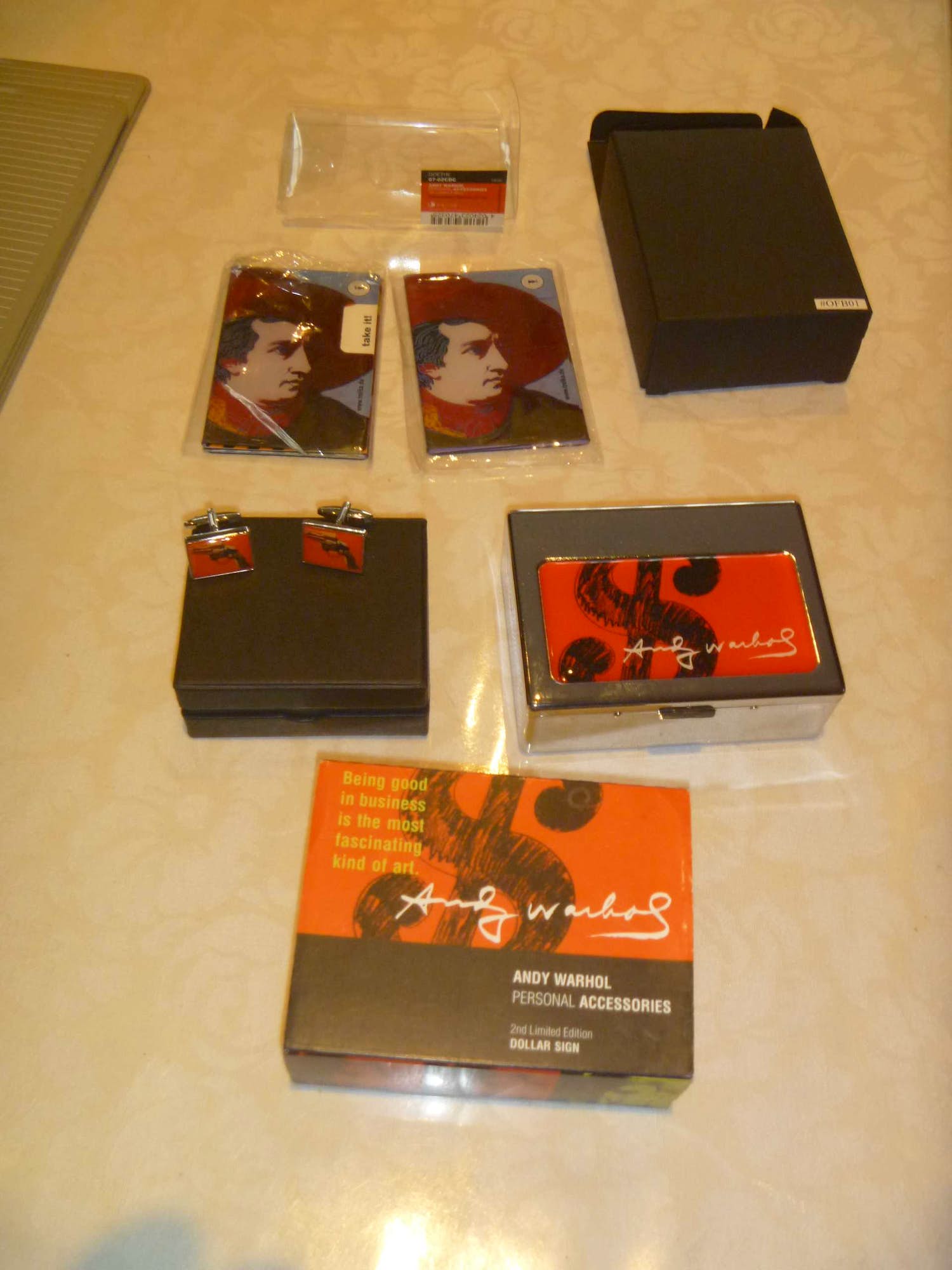 Andy Warhol - 2 manchetknopen + verchroomd kistje + 2 visitekaartjeshouders verkocht voor € 70!