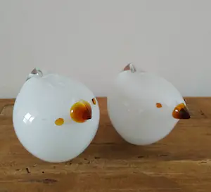 Niet of onleesbaar gesigneerd - twee superleuke glazen kippetjes, mondgeblazen kopen? Bied vanaf 1!