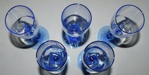 Niet of onleesbaar gesigneerd - 11 Zeldzame vintage saffierblauwe Franse tulp champagneglazen & wijnglazen kopen? Bied vanaf 1!