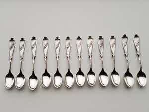 Niet of onleesbaar gesigneerd - 12 Moccalepeltjes- Zilver verkocht voor € 1!