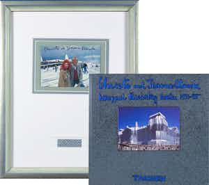 Christo - Handgesigneerde artcard Wrapped Reichstag met stofmonster + boek verkocht voor € 1!