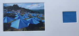 Christo - Artcards en stof "The Umbrellas" - Ingelijst 35 x 43 cm - Gesigneerd kopen? Bied vanaf 125!