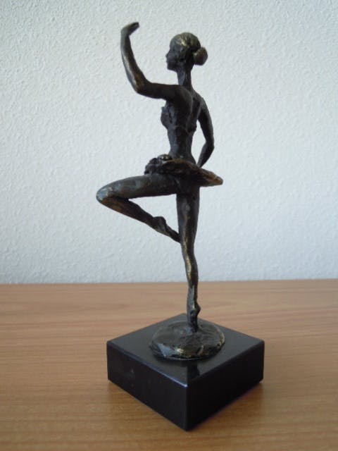 Corry Ammerlaan - Gesigneerd bronzen beeldje " BALLERINA " kopen? Bied vanaf 35!