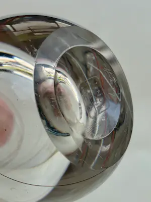 Vicke Lindstrand - Asymetrische schuin afgesneden vaas met decoratieve diagonale glasdraden kopen? Bied vanaf 100!