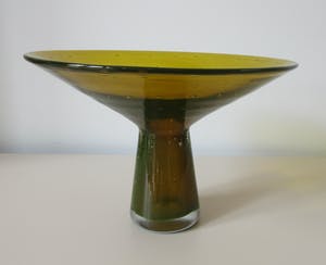 Niet of onleesbaar gesigneerd - Olijfgroen vrij geblazen glazen object kopen? Bied vanaf 1!