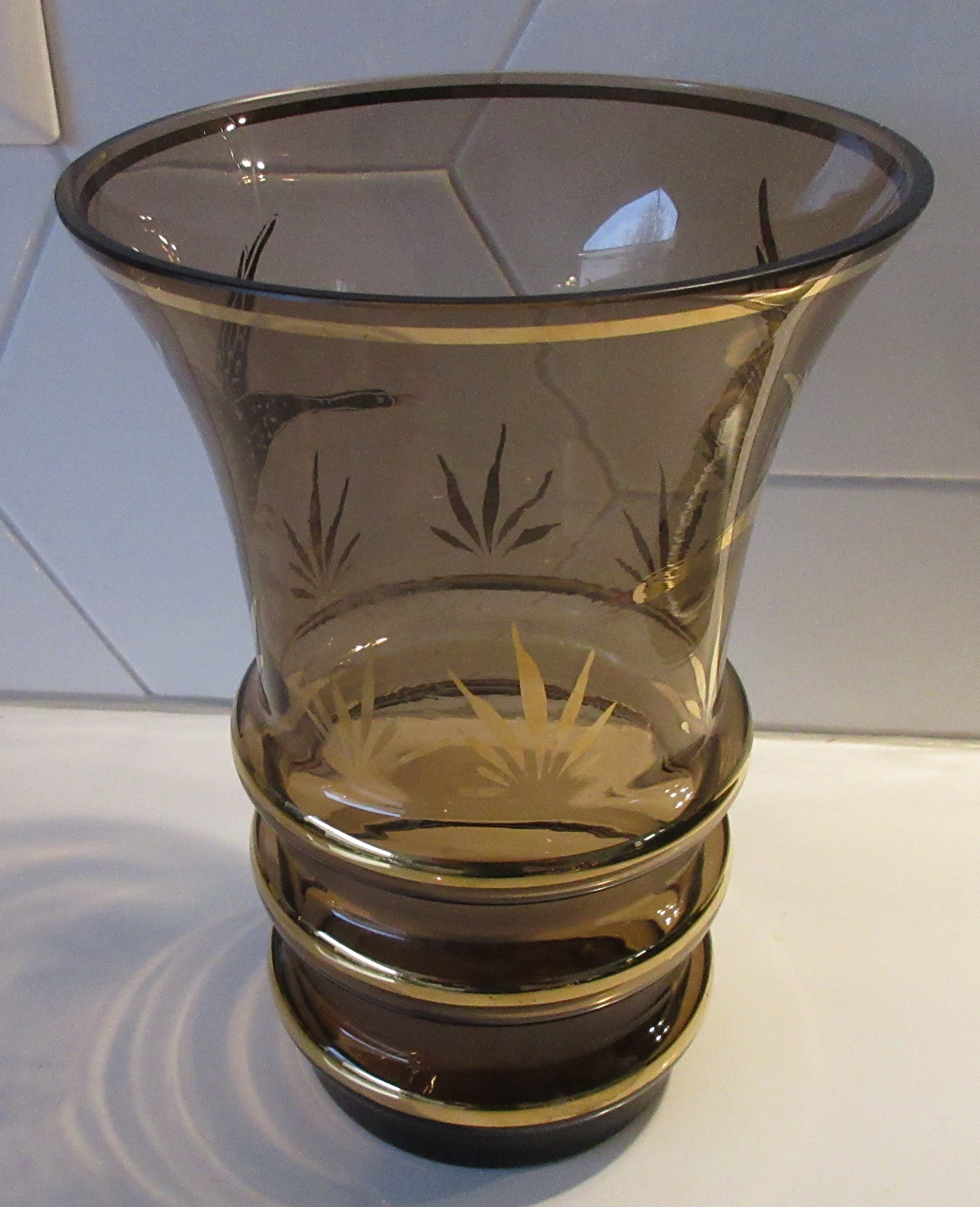 Adat - Art deco Franse bruin glazen vaas met vergulde decoratie van ganzen kopen? Bied vanaf 20!