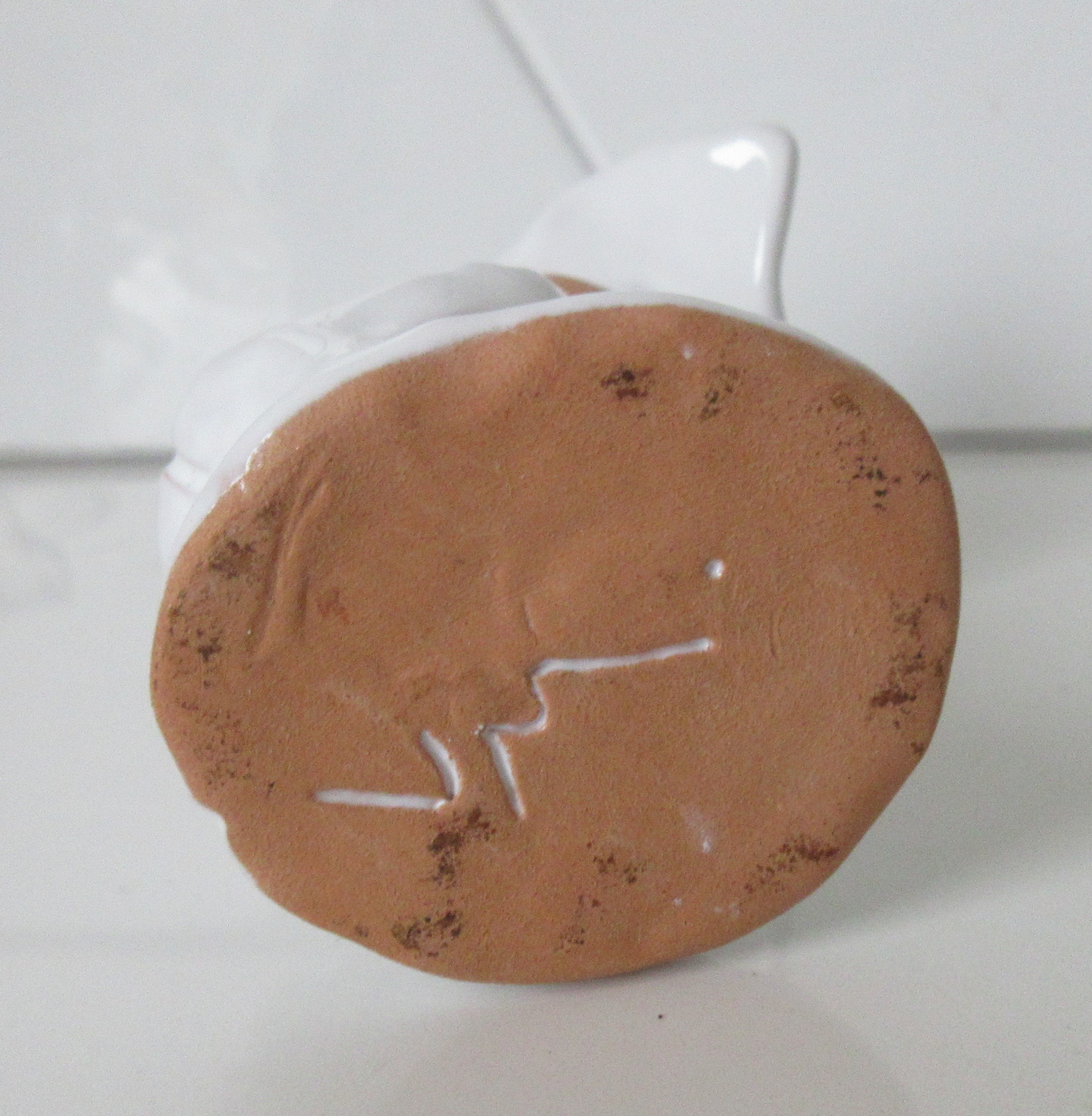 Niet of onleesbaar gesigneerd - Wit geglazuurd aardewerk plastiekje van een nonnetje kopen? Bied vanaf 1!